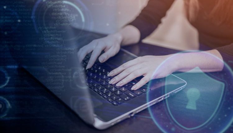 Persona che utilizza il computer cercando di prestare attenzione alla sua privacy e ai suoi dati personali.