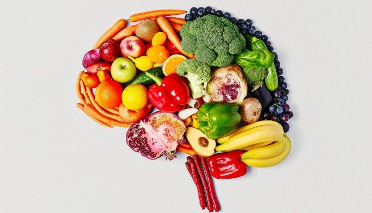 Cibi disposti a formare un cervello, ad indicare la correlazione tra cibo e memoria.