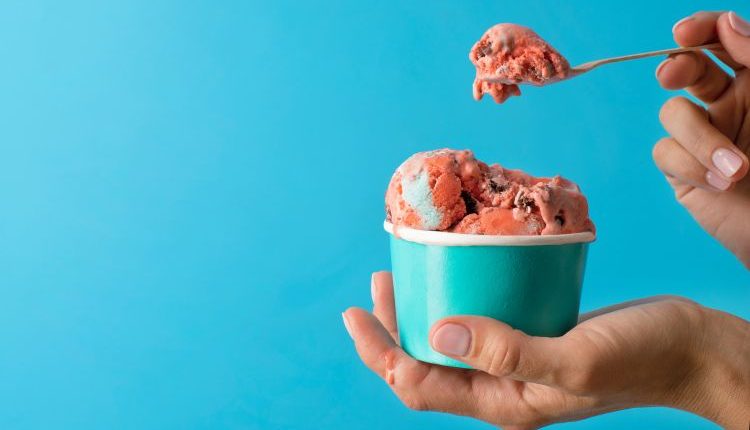 Coppa di gelato artigianale con gusti strani dal mondo
