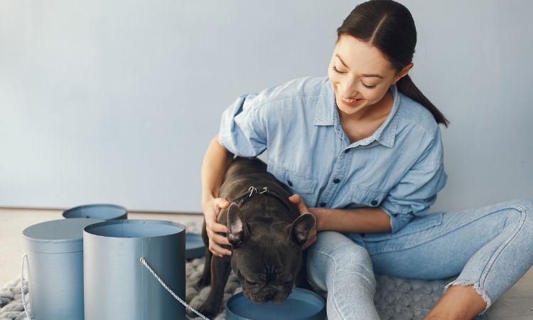Donna che accarezza il suo cane, godendo di tutti i benefici della Pet therapy.