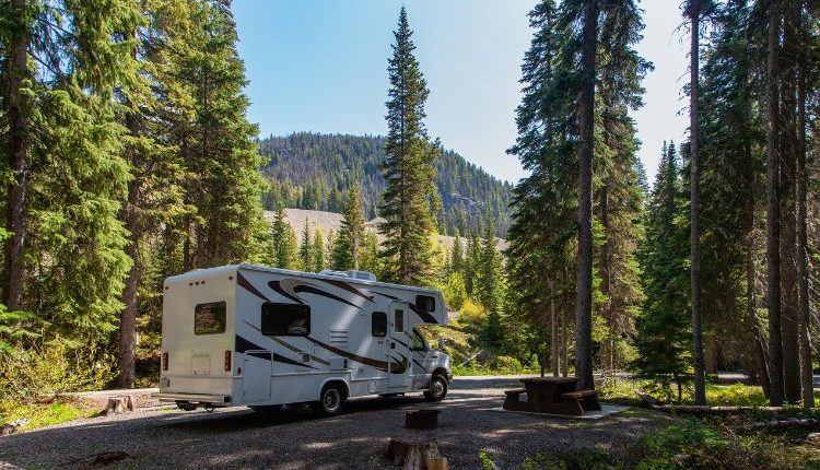 Bel camper in montagna, tipica immagine della Camper life.