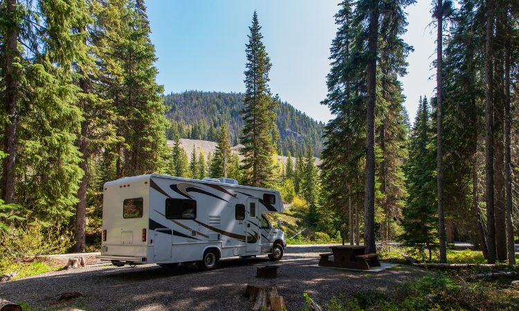 Bel camper in montagna, tipica immagine della Camper life.