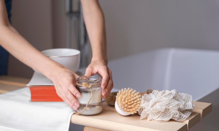 Donna che prepara una candela, metodo per profumare la casa in modo naturale.