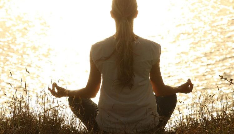 Donna durante mindfulness e meditazione
