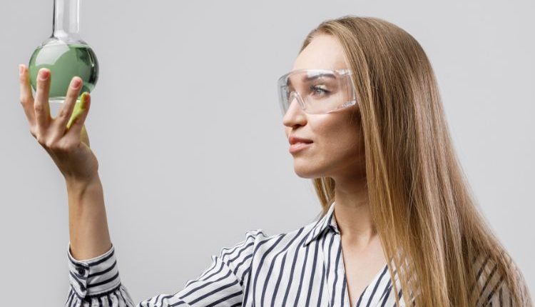 Scienziata che simboleggia le scoperte scientifiche 2025