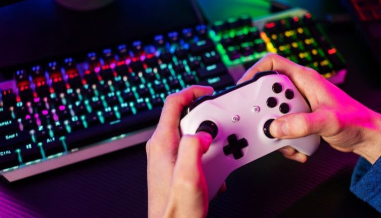 Mano di uomo che gioca a Videogiochi