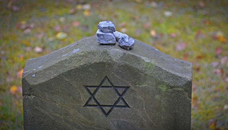 Lapide commemorativa del Giorno della Memoria con stella ebraica, dedicata alle vittime delle persecuzioni nazifasciste.