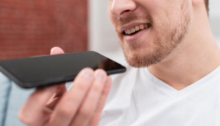 Uomo che usa AI con Assistenti vocali e comandi vocali