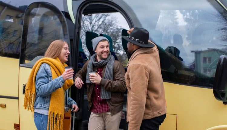 Giovani ragazzi che hanno scelto il noleggio minibus a Napoli