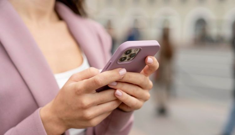 Donna con lo smartphone giusto nel 2026