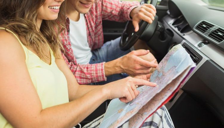Coppia che improvvisa un viaggio last minute